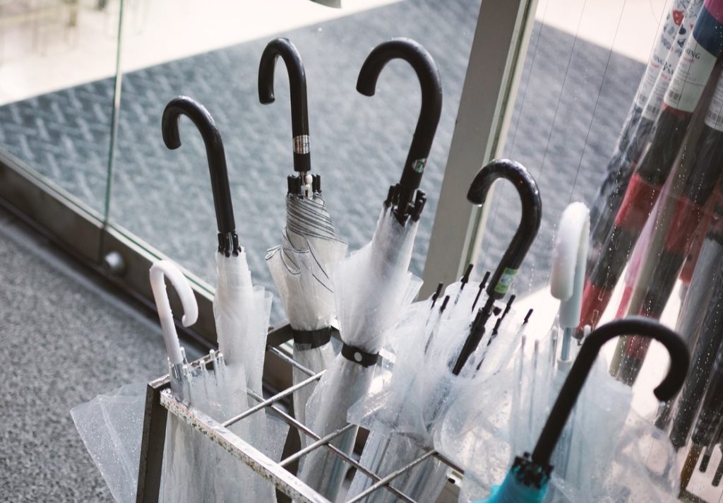 ビニール傘が２本以上ある