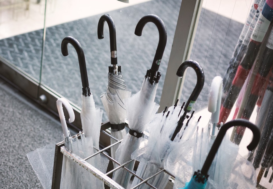 ビニール傘が２本以上ある