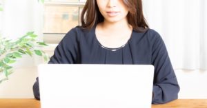 在宅ワークをする女性