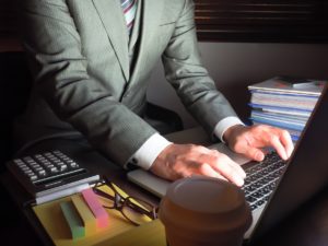 残業するサラリーマン