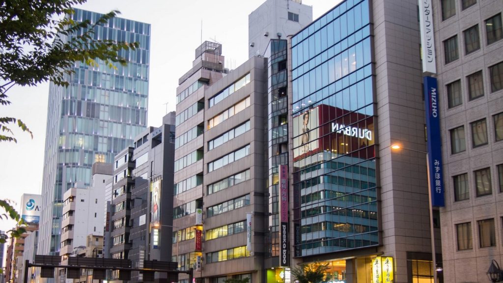 エイベックス　南青山の本社ビル売却、早期退職を実施